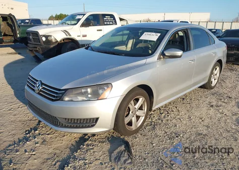 2013 Volkswagen Passat 2.5L Se z USA, uszkodzony, nr VIN 1VWBH7A37DC063648